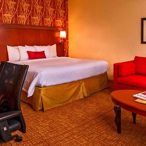 Zimmer mit Kingsize-Bett